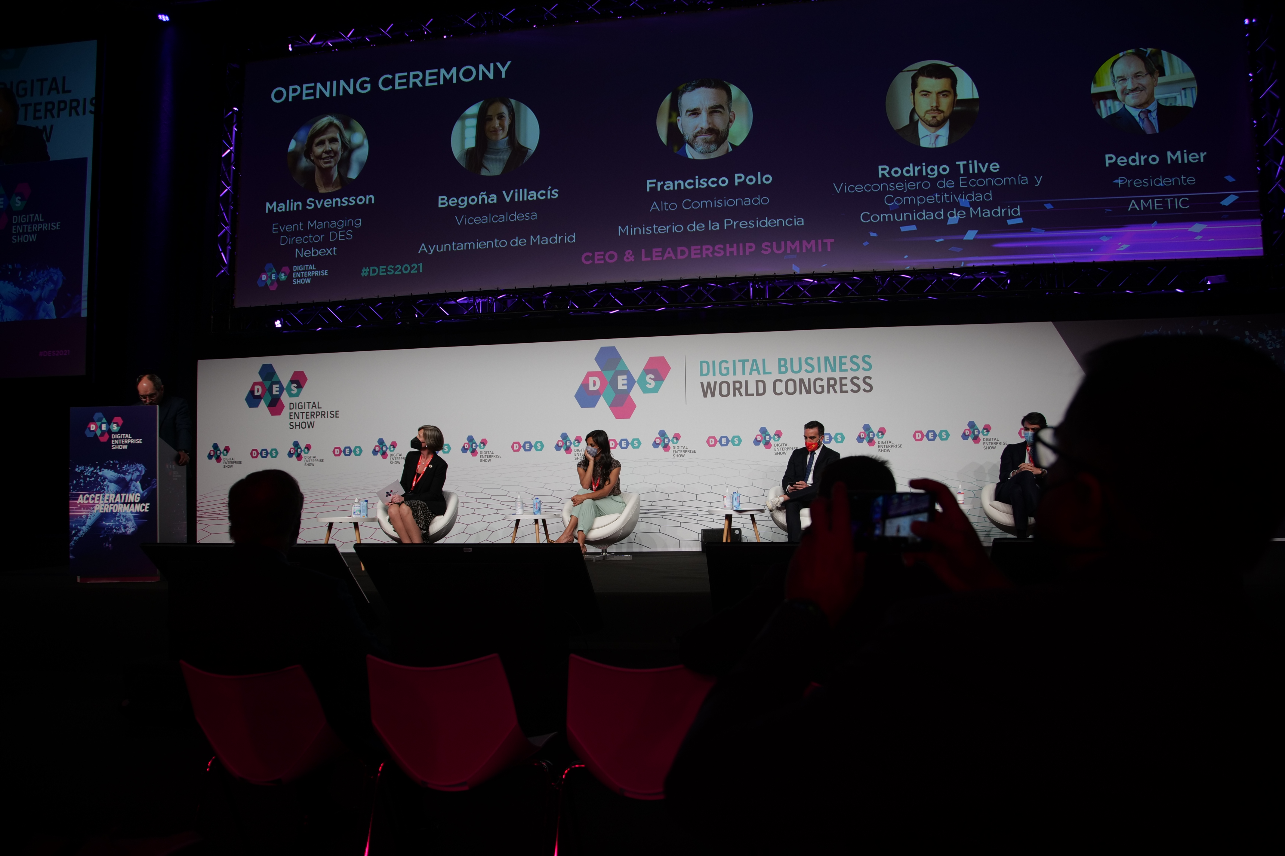 Villac&iacute;s, en el escenario, junto a otras personas que han intervenido en el acto inaugural de esta feria tecnol&oacute;gica